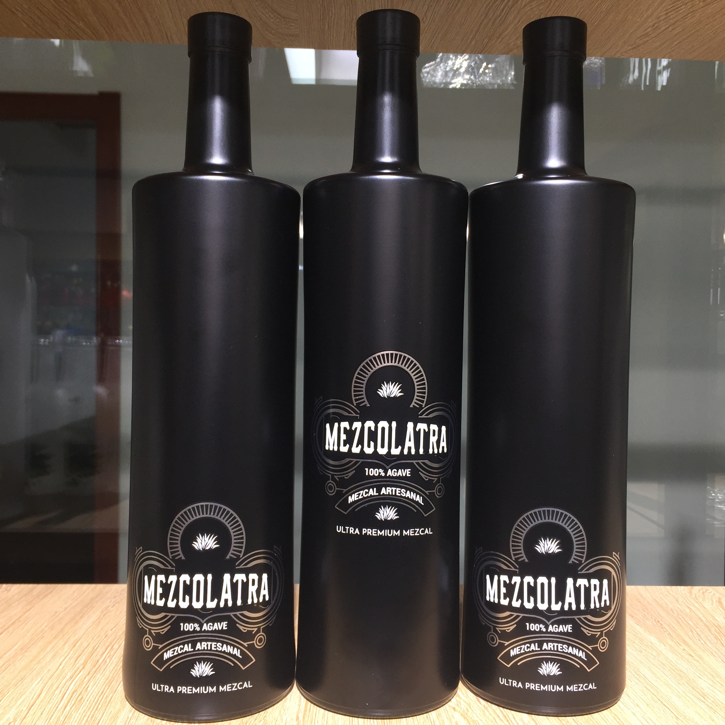 China manufacture high-end matte black 750 liquor bottle with lid