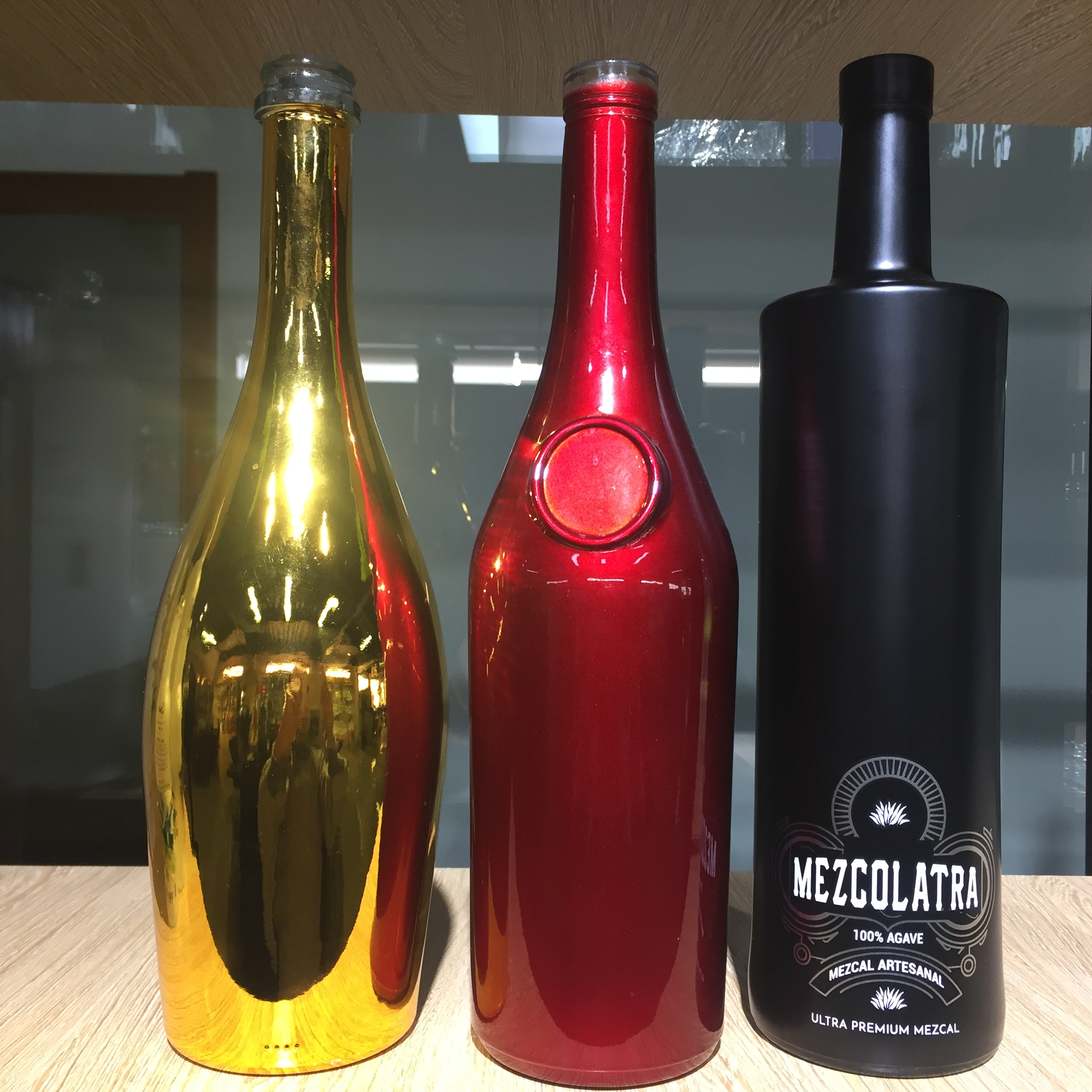 China manufacture high-end matte black 750 liquor bottle with lid