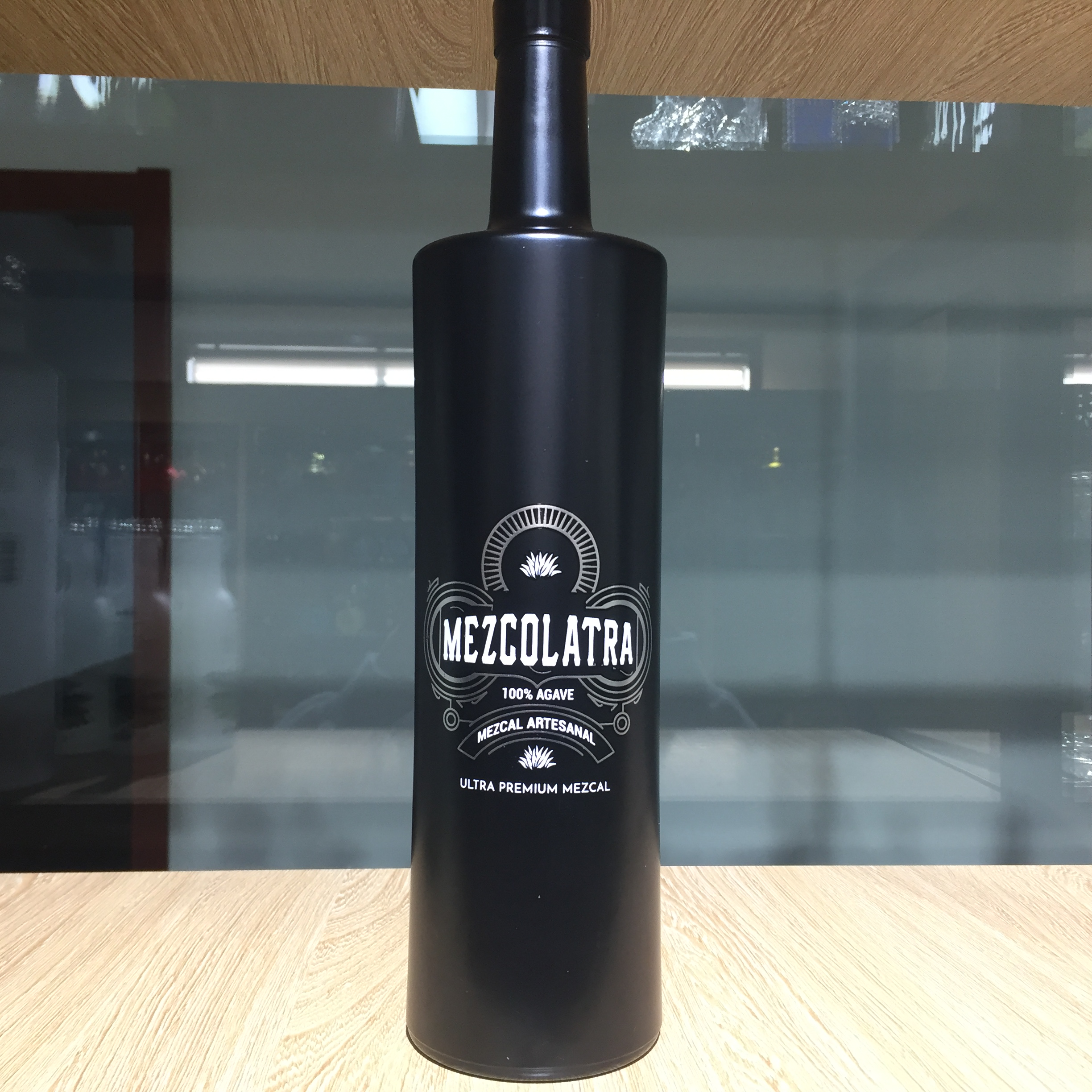 China manufacture high-end matte black 750 liquor bottle with lid
