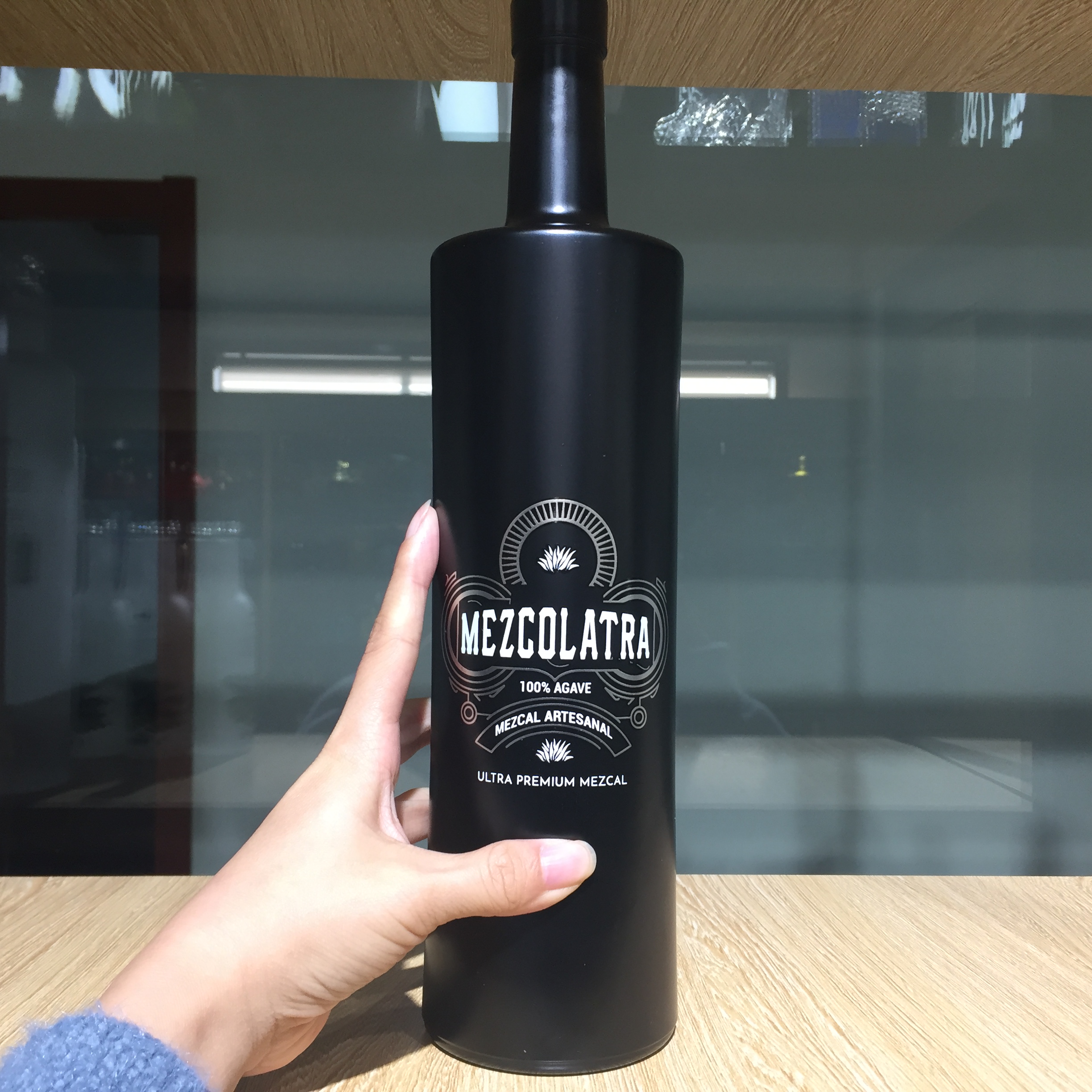 China manufacture high-end matte black 750 liquor bottle with lid