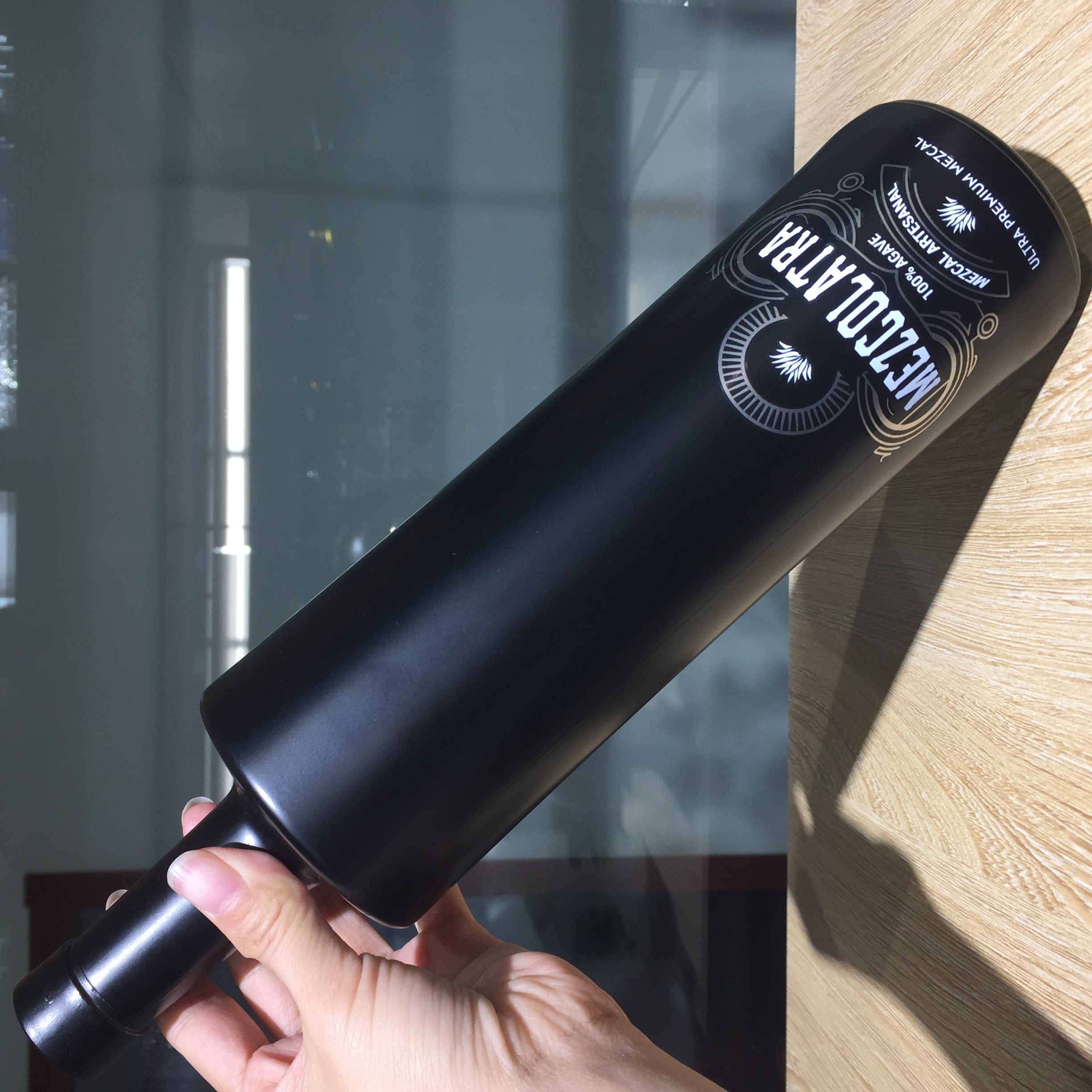 China manufacture high-end matte black 750 liquor bottle with lid