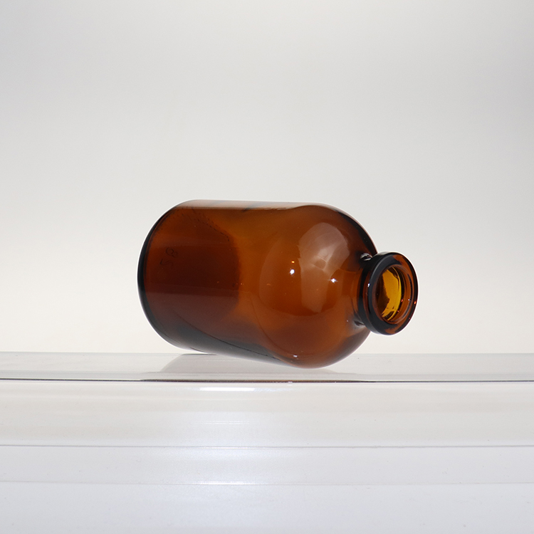 China manufacturers amber Brown injection moulded glass bottles 100ml laboratory glass vial with silicone