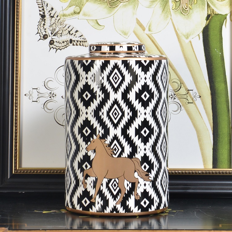 Chinese porcelain container ceramic jar with black painting