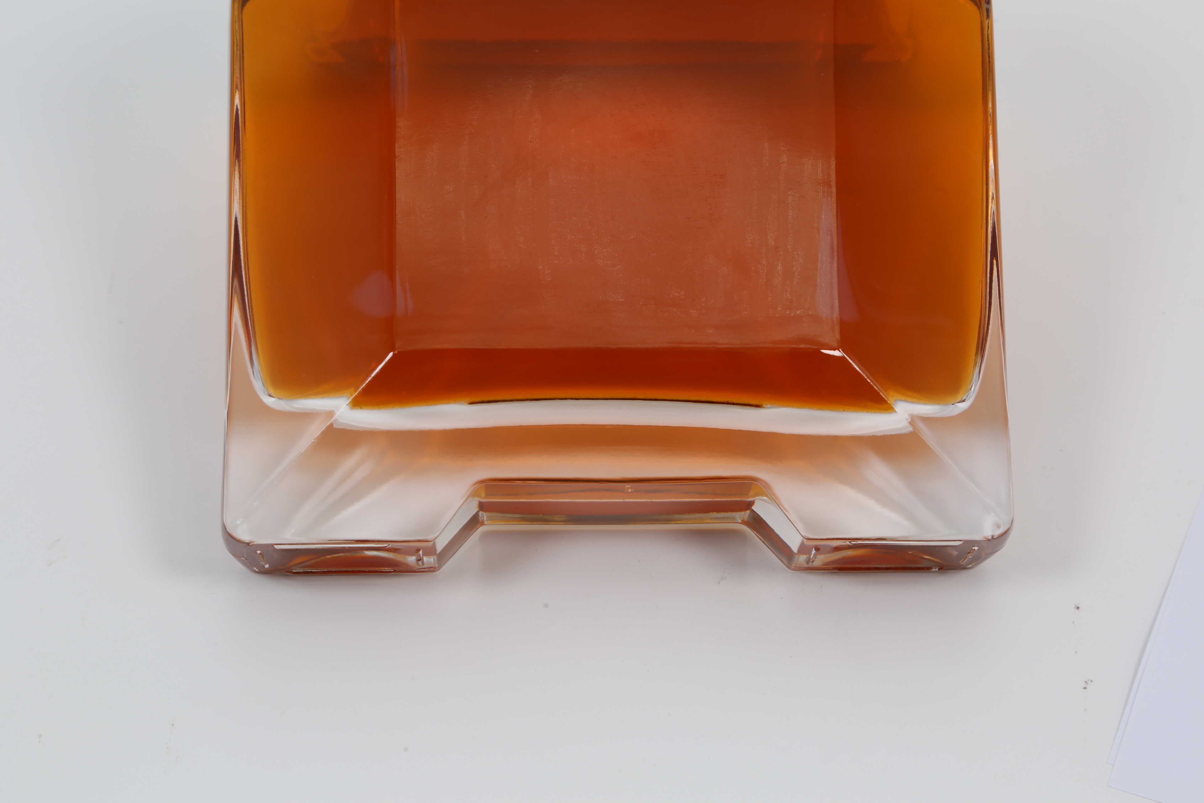 Classic crystal transparency super flint glass spirit bottle with heavy plastic cap
