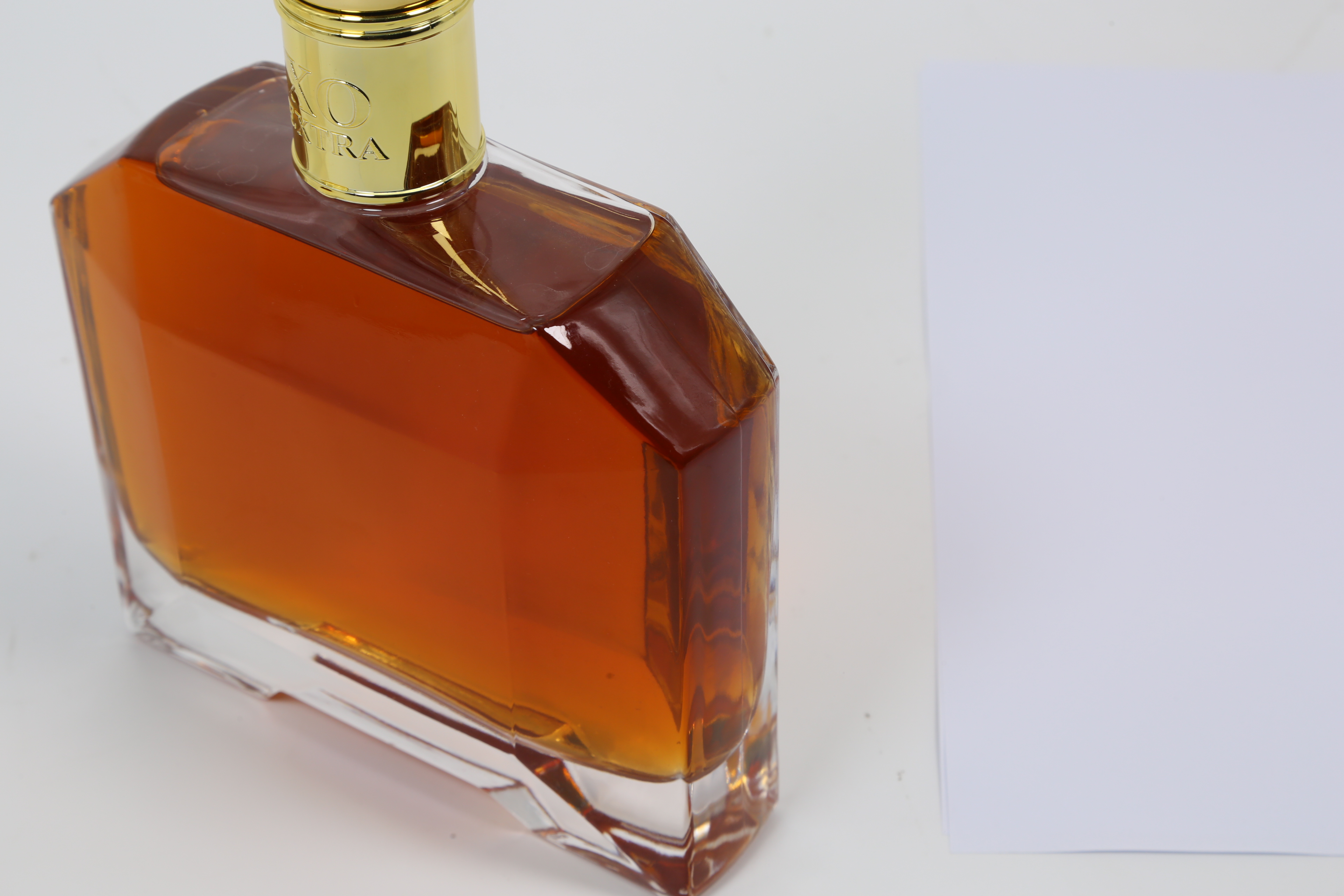 Classic crystal transparency super flint glass spirit bottle with heavy plastic cap