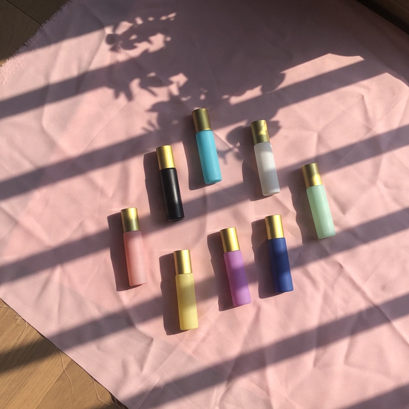 Colorful 5ml 10ml Macaron matte color series essential oil roller glass bottles with natural crystal roller and matte gold lid