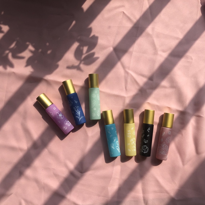 Colorful 5ml 10ml Macaron matte color series essential oil roller glass bottles with natural crystal roller and matte gold lid