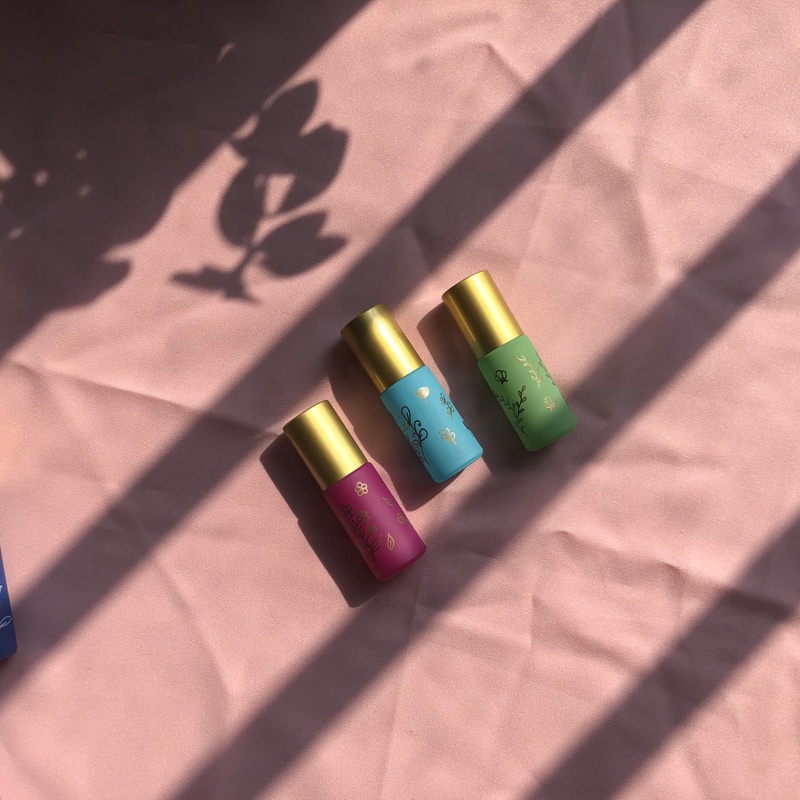 Colorful 5ml 10ml Macaron matte color series essential oil roller glass bottles with natural crystal roller and matte gold lid