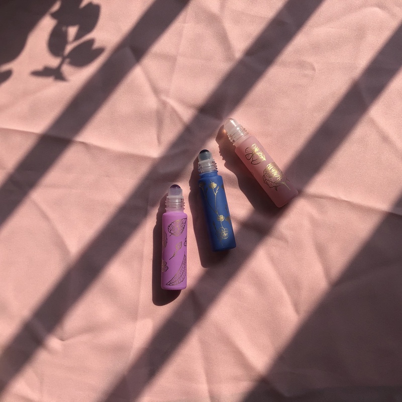 Colorful 5ml 10ml Macaron matte color series essential oil roller glass bottles with natural crystal roller and matte gold lid