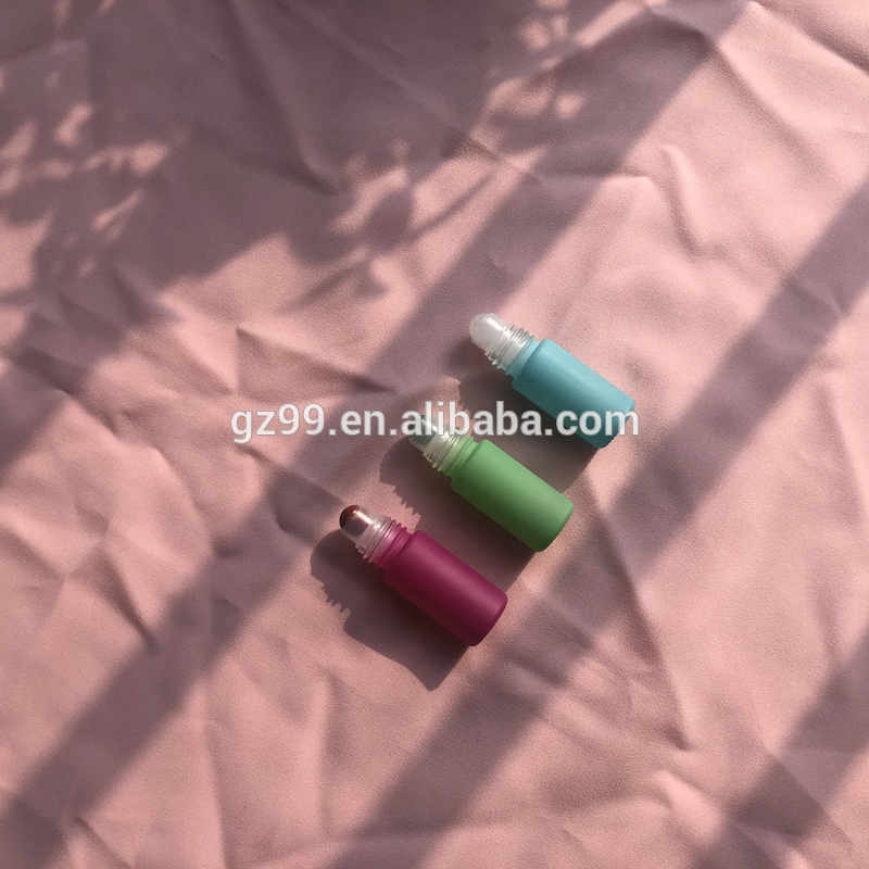 Colorful 5ml 10ml Macaron matte color series essential oil roller glass bottles with natural crystal roller and matte gold lid