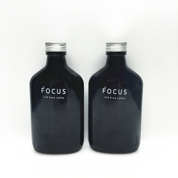 Creative 200ml spray black color flat glass cold brew coffee bottles with screw cap