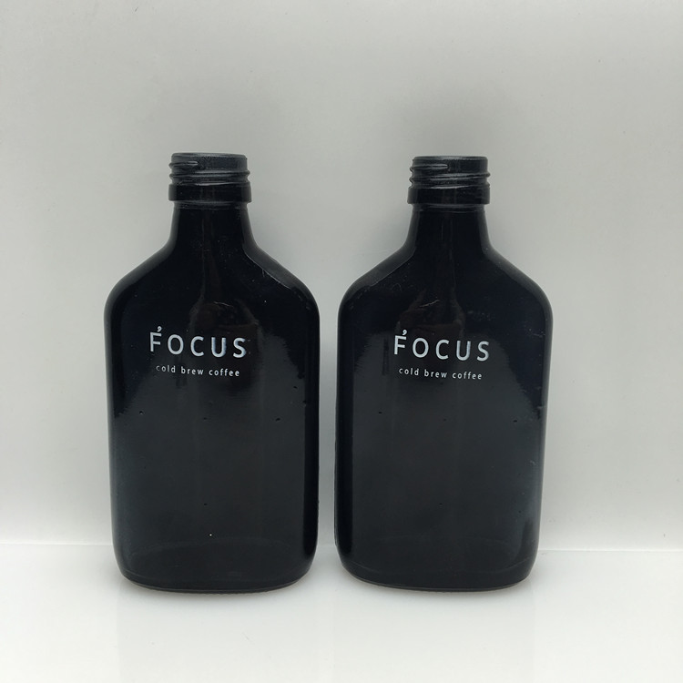 Creative 200ml spray black color flat glass cold brew coffee bottles with screw cap