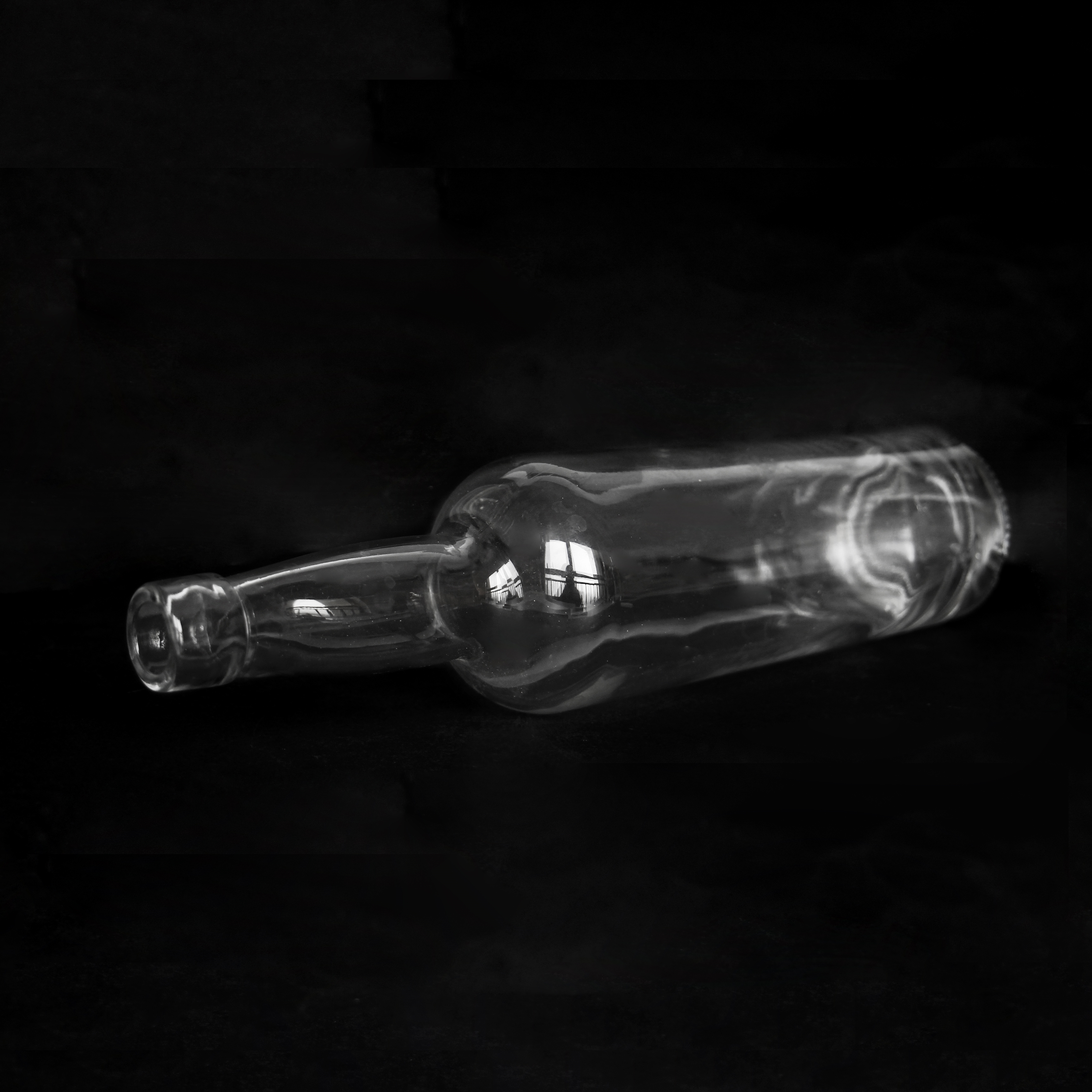 Custom 750ml Clear Transparent Empty Screw Cap Wine Whisky Glass Bottle