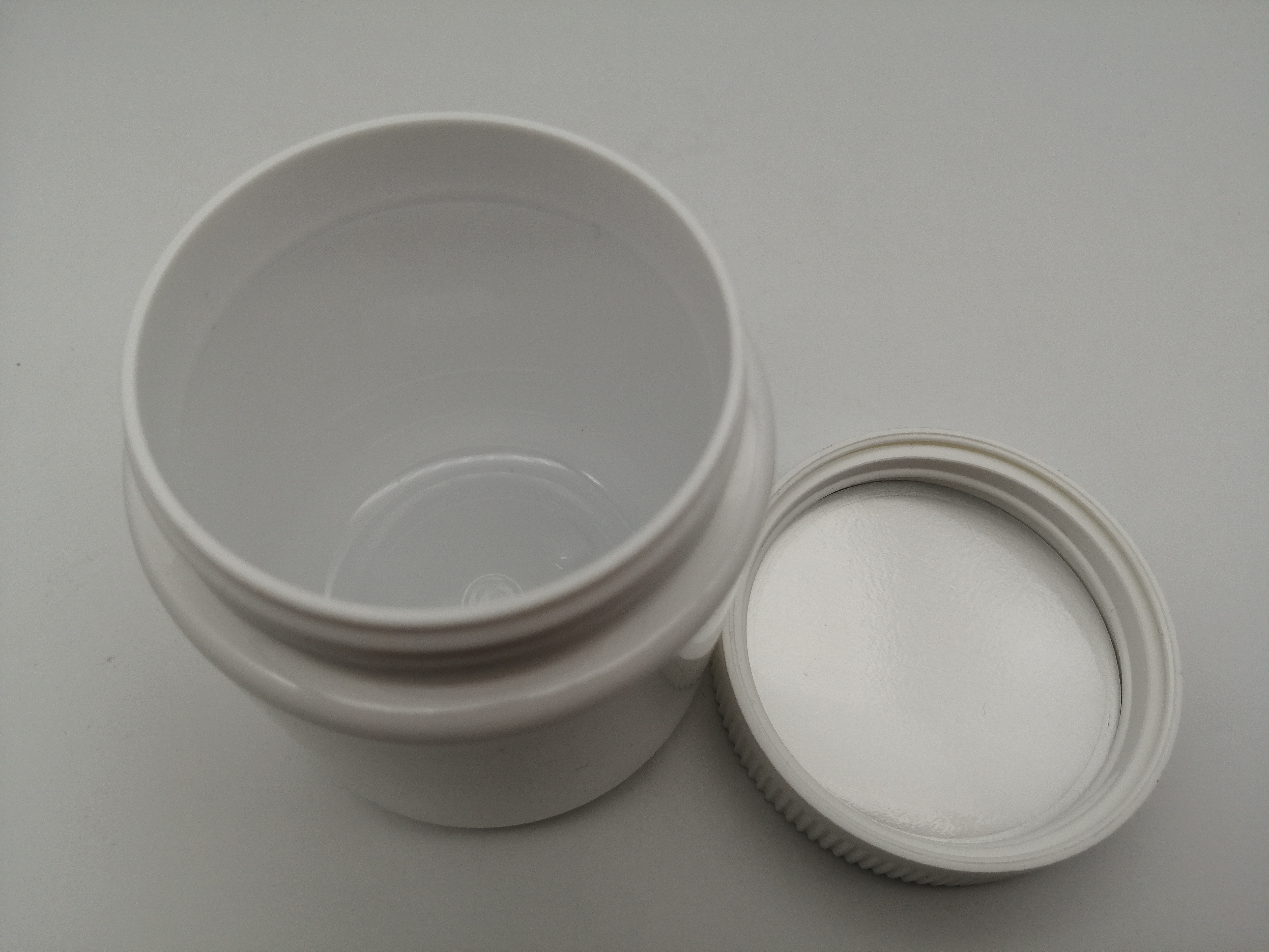 Custom Boston Round Black White PET Plastic CRC Jar Container With Press Safety Cap For Storage