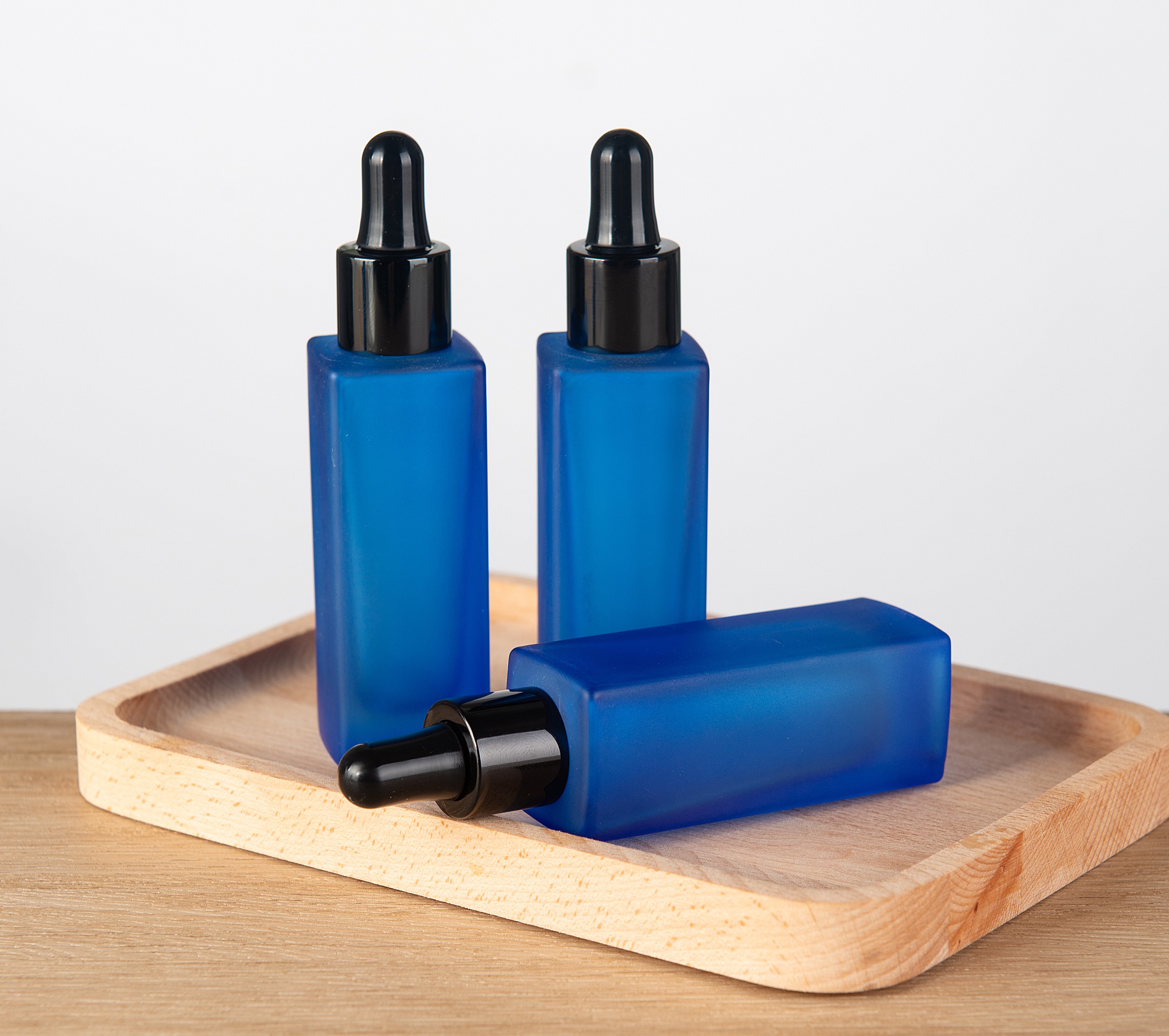 Custom eco friendly cosmetic skincare packaging container oil glass dropper bottle 30ml with aluminum dropper