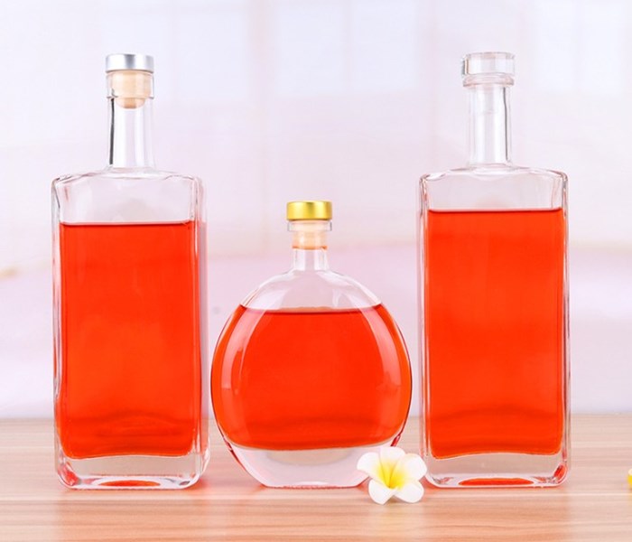 Custom flint wine liquor glass bottle 500ml regular square flat glass liquor bottle with polymer cork or glass cover