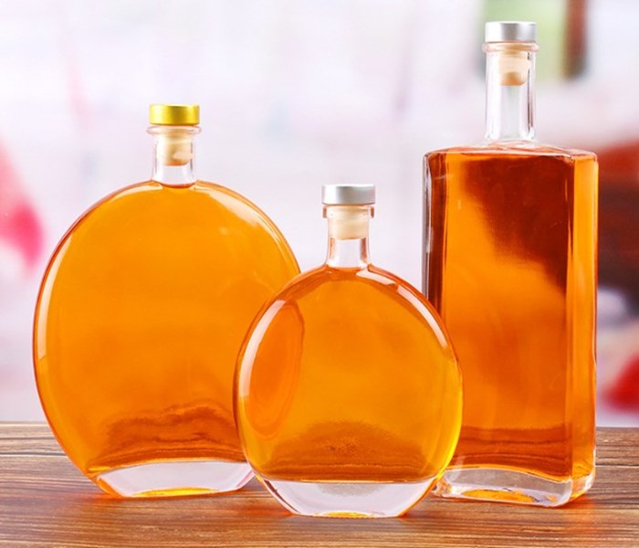 Custom flint wine liquor glass bottle 500ml regular square flat glass liquor bottle with polymer cork or glass cover
