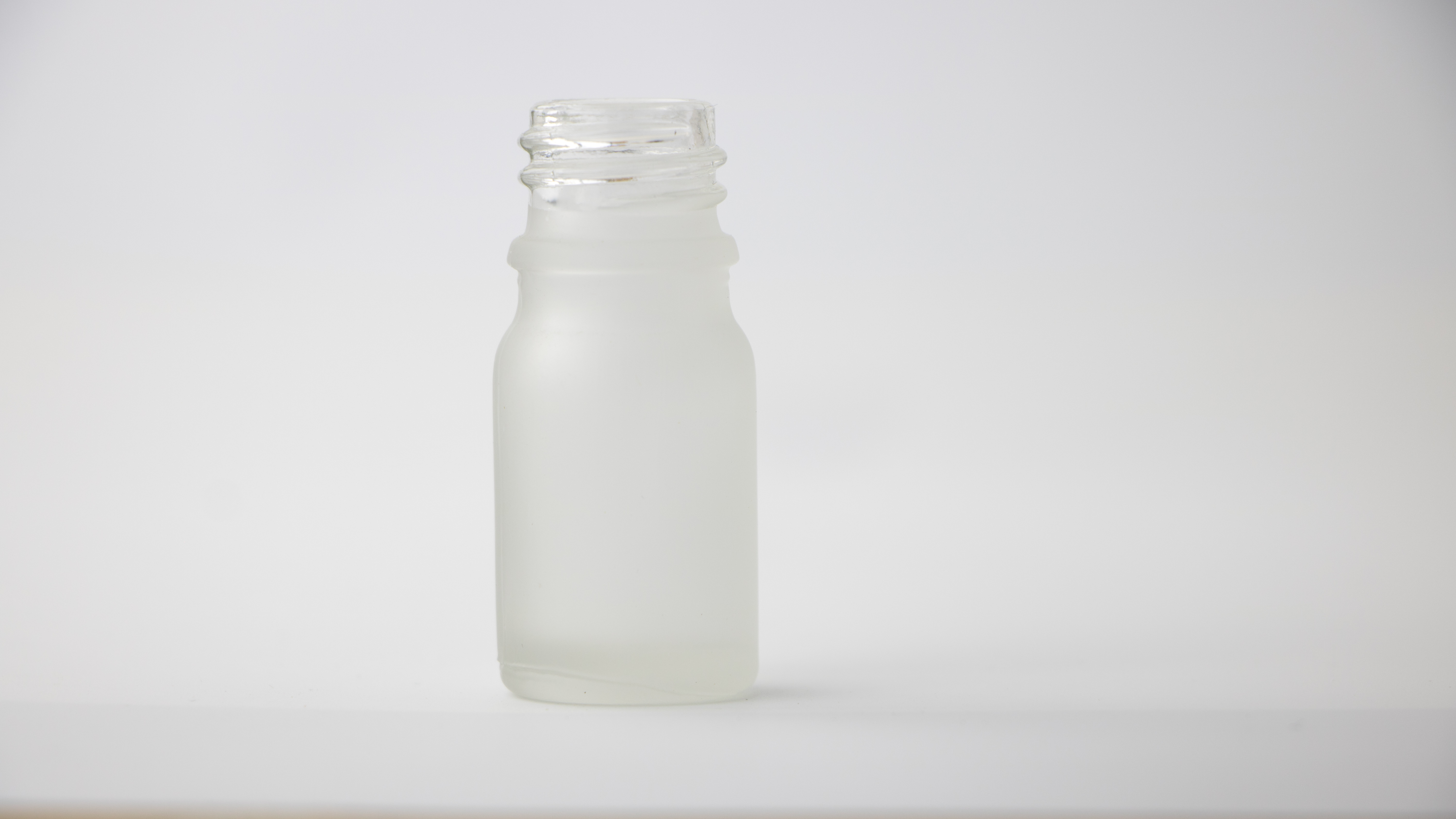 Custom frosted glass bottle spray transparent spray with black aluminum lid