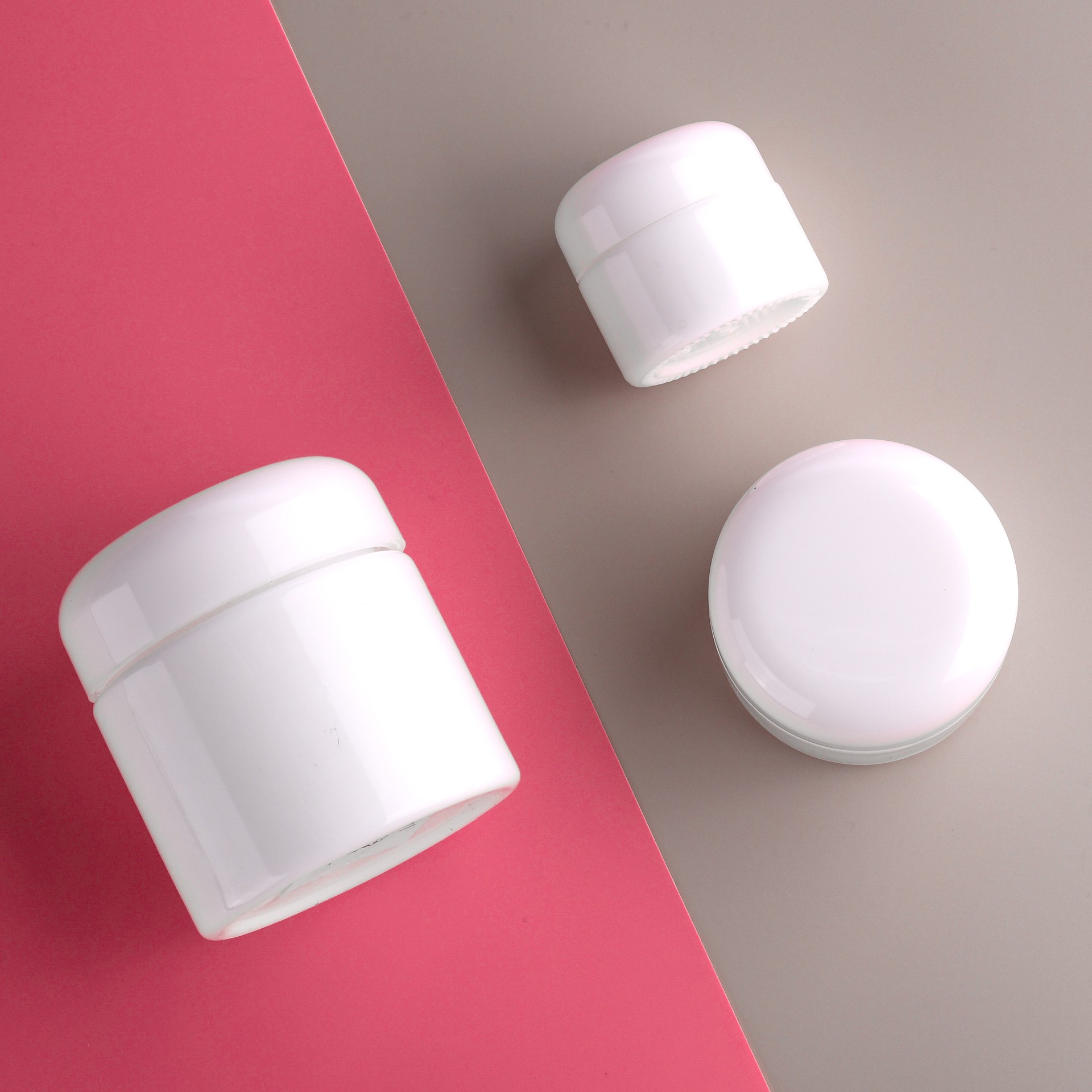 Custom logo 15g 50g 100g Chinese white glass porcelain jar cosmetic package container with round flat PP caps in good price