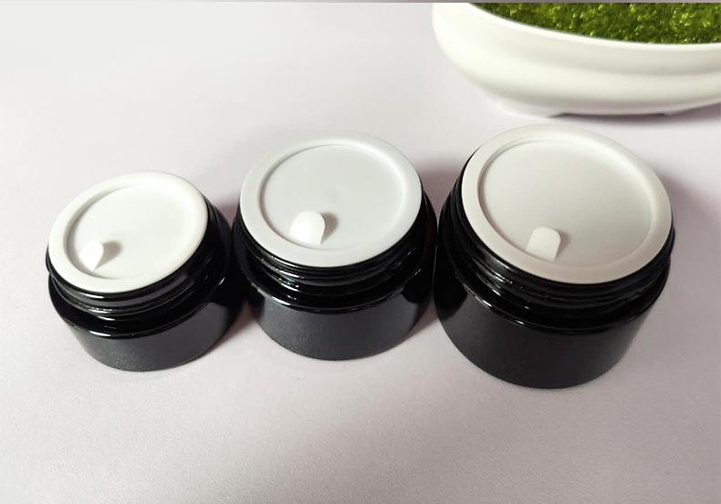 Custom logo total black 20g 30g 50g round shape glass jar with black cap for cosmetic facial essence cream in good price