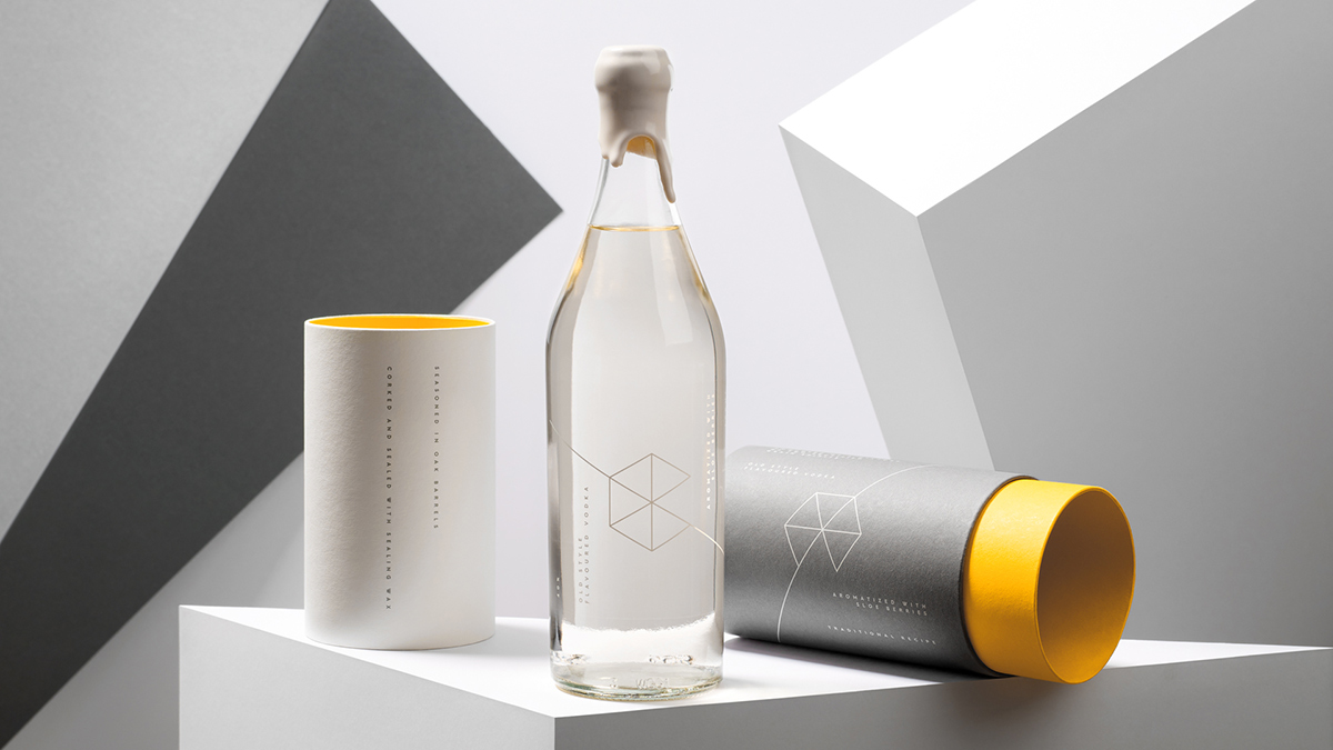 Customization Common Hot Modern Crystal White Glass Vodka Rum Brandy Bottle and Packing
