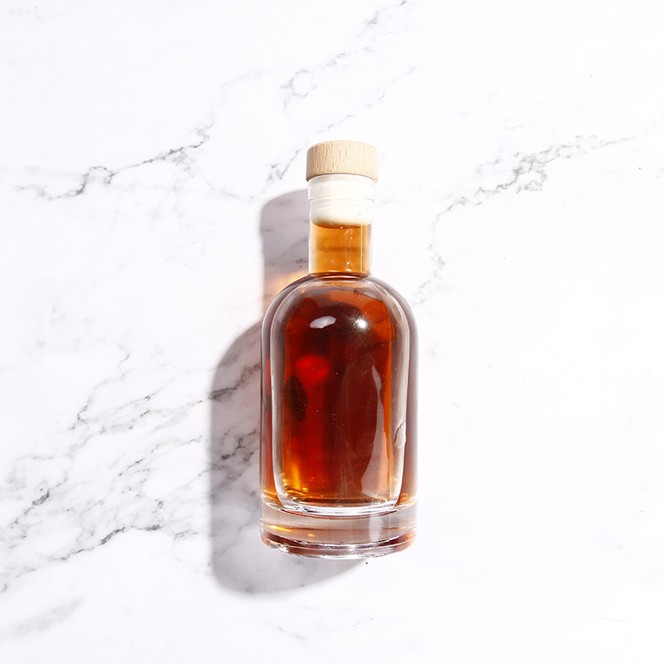 Customized 750ml 700ml 500ml 200ml glass bottle for liquor vodka gin whiskey