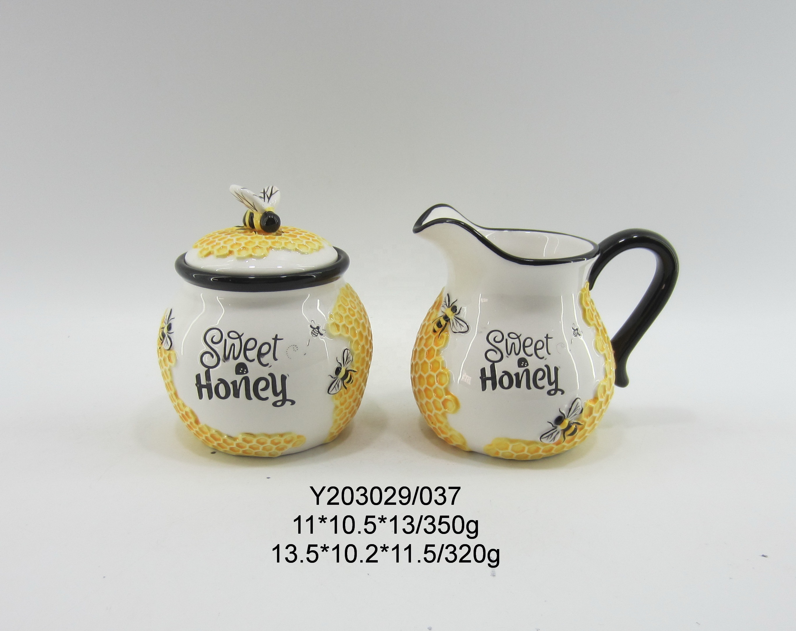 Customized Ceramic Beehive Honey Jar with a ceramic lid Bee design Honey Pot