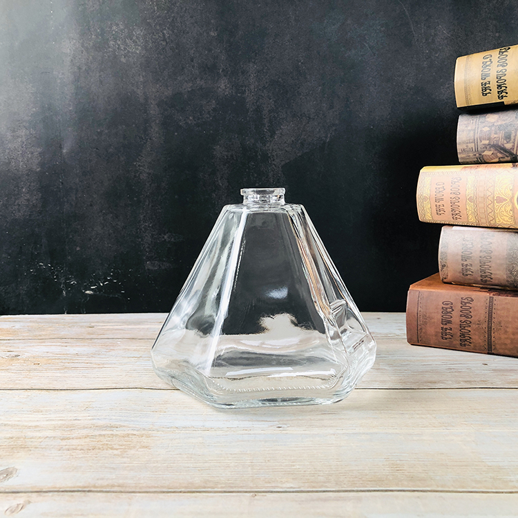 Different Capacity Unique Shaped 1000 ml Glass Bottle With Cork