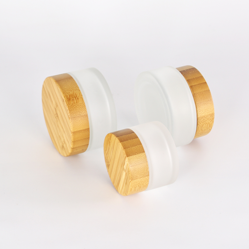 Different size eco friendly cosmetic cream glass jar covered with bamboo wooden lid