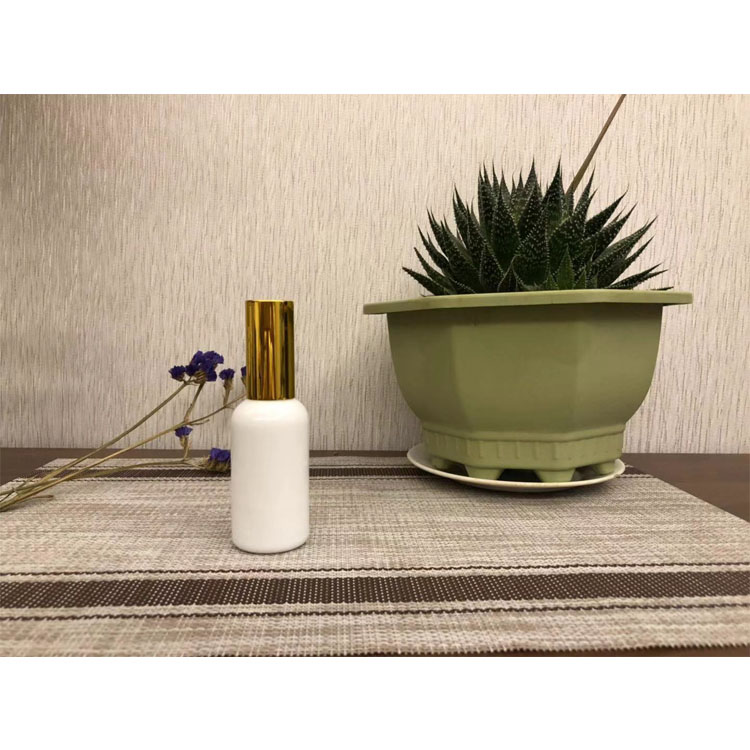 Eco-Friendly Custom Logo Circle Continuous Spray Bottle Fine Mist Spray Bottle Opal Glass Cosmetic Bottle
