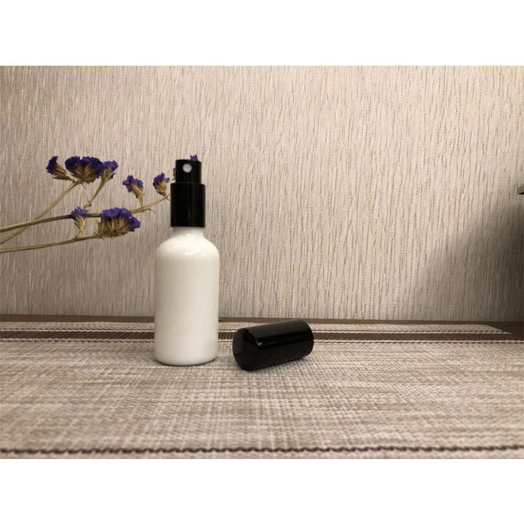 Eco-Friendly Custom Logo Circle Continuous Spray Bottle Fine Mist Spray Bottle Opal Glass Cosmetic Bottle