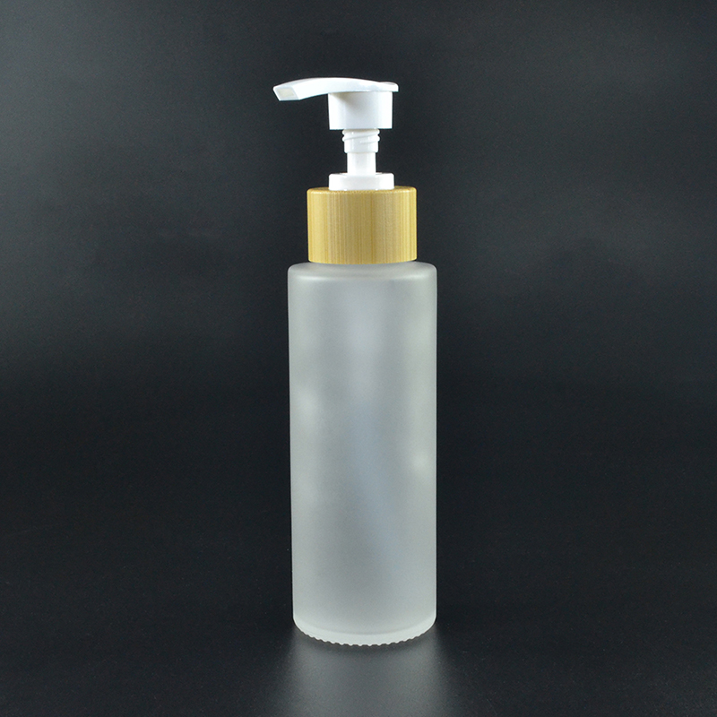 Empty 30ml 50ml 100ml 120ml 150ml clear frosted flat shoulder glass bottle with bamboo lotion pump cap