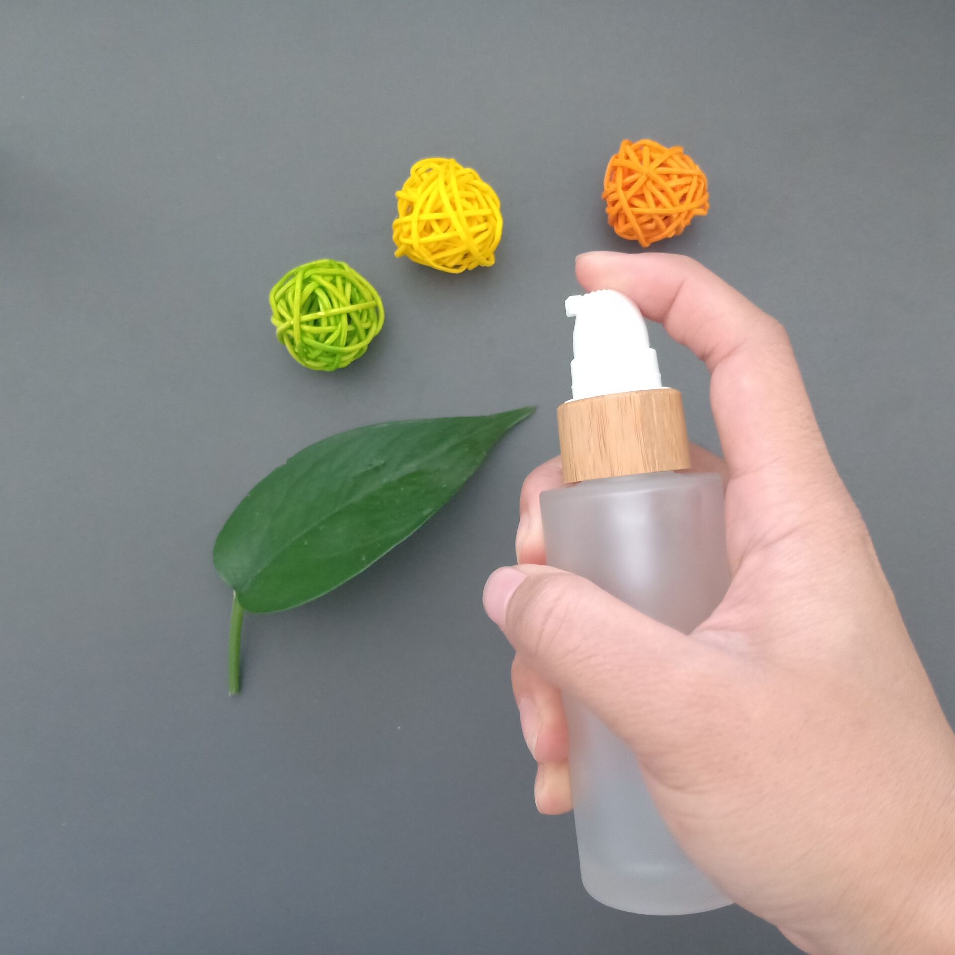 Empty 30ml 50ml 100ml 120ml 150ml clear frosted flat shoulder glass dropper bamboo bottle with bamboo lotion pump cap / dropper