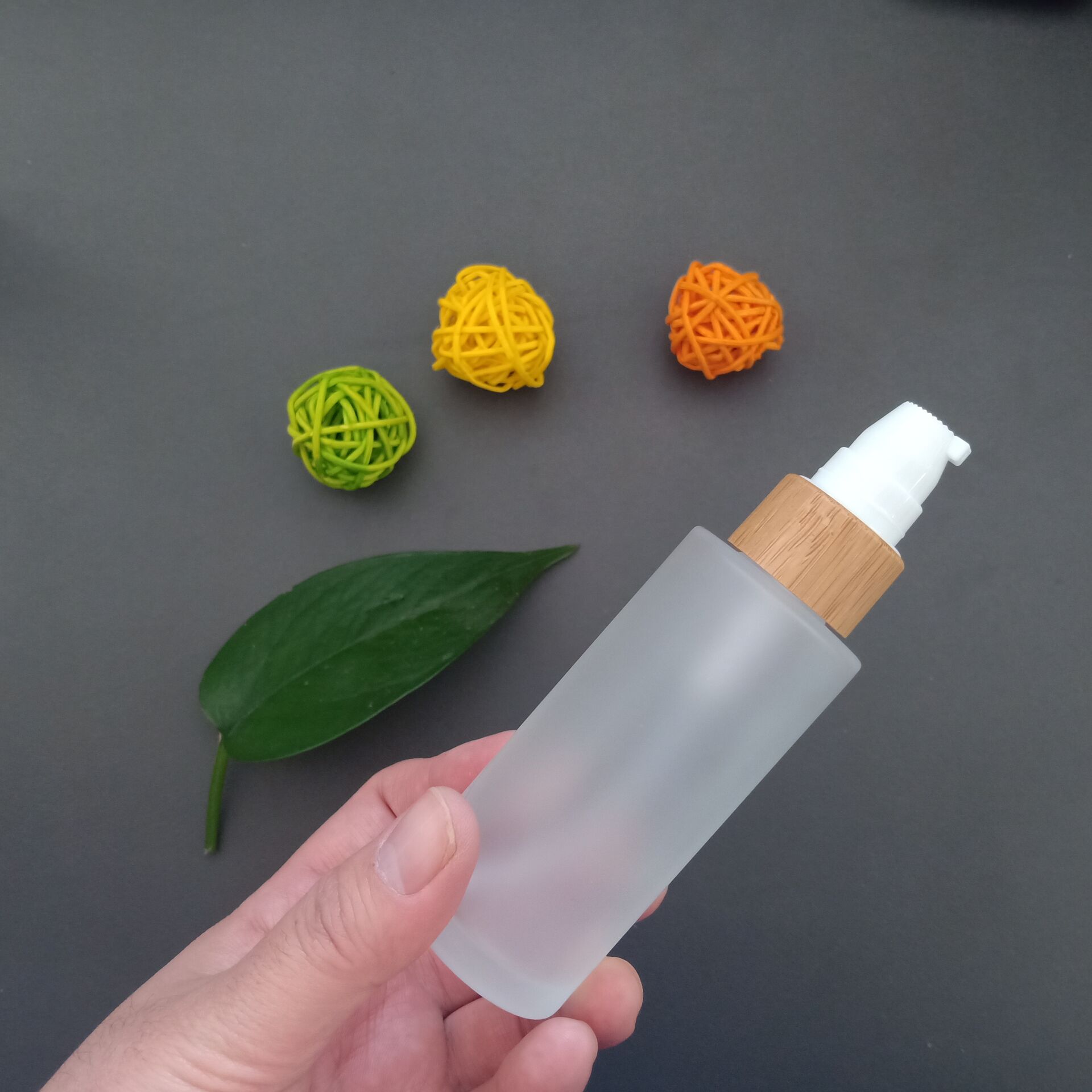 Empty 30ml 50ml 100ml 120ml 150ml clear frosted flat shoulder glass dropper bamboo bottle with bamboo lotion pump cap / dropper