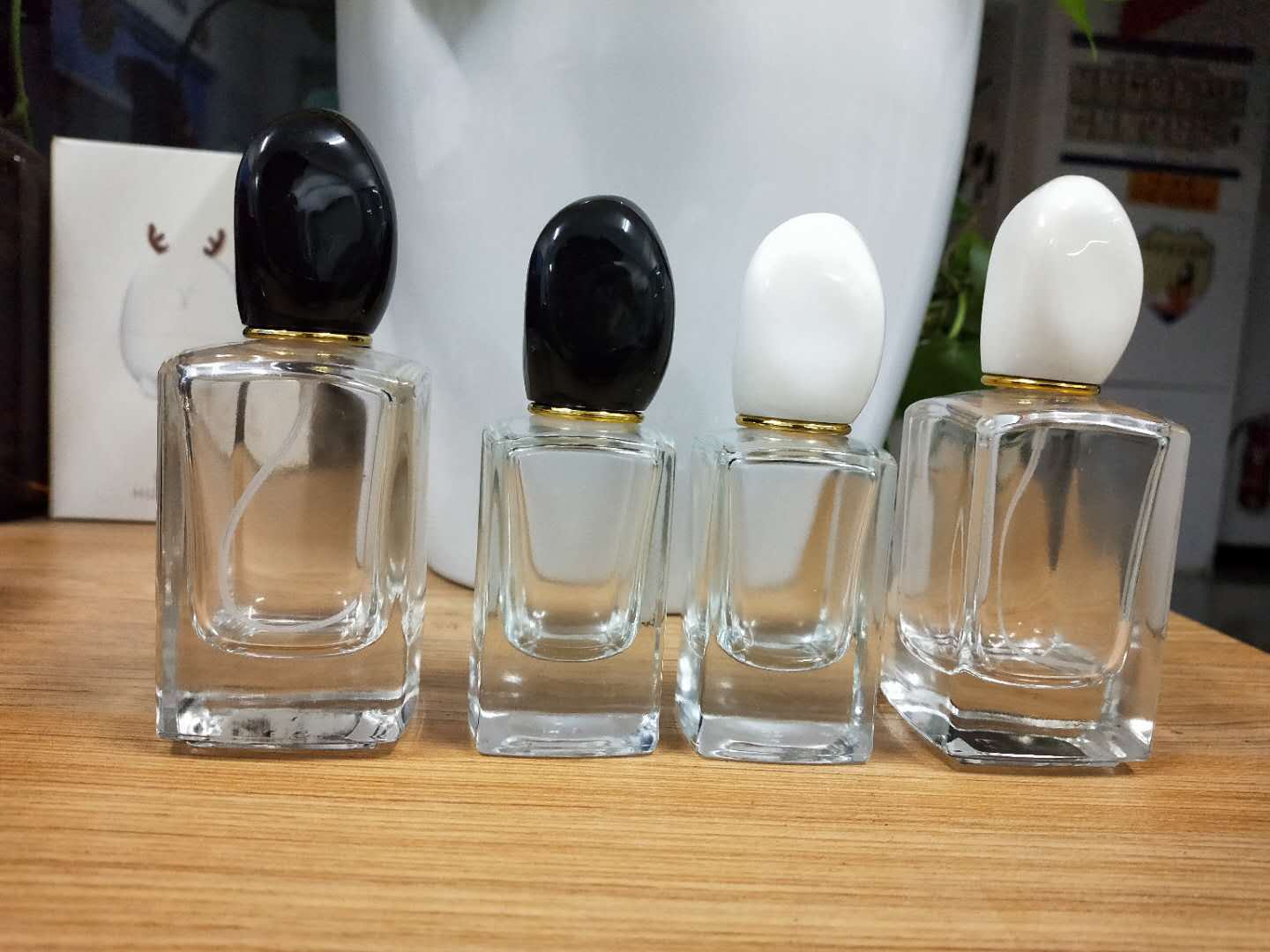 Empty 30ml 50ml Women Clear Square Refillable Glass Bottles with Unique Cap Perfume Mist Spray Atomizers Wholesale
