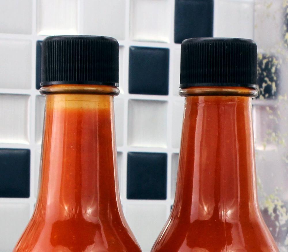 Empty China Hot Sauce woozy clear glass bottle with plastic crew caps
