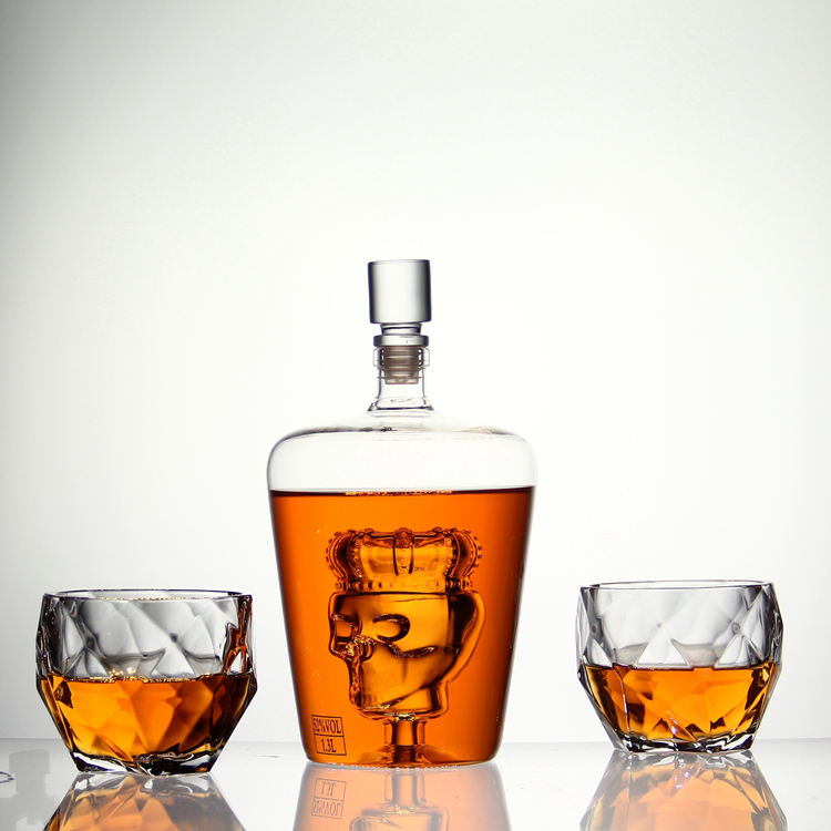 Empty Handmade glass skull bottles liquor bottle glass with glass lid for the rum gin bottle