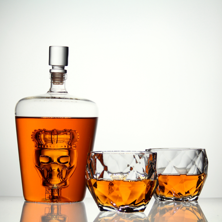 Empty Handmade glass skull bottles liquor bottle glass with glass lid for the rum gin bottle