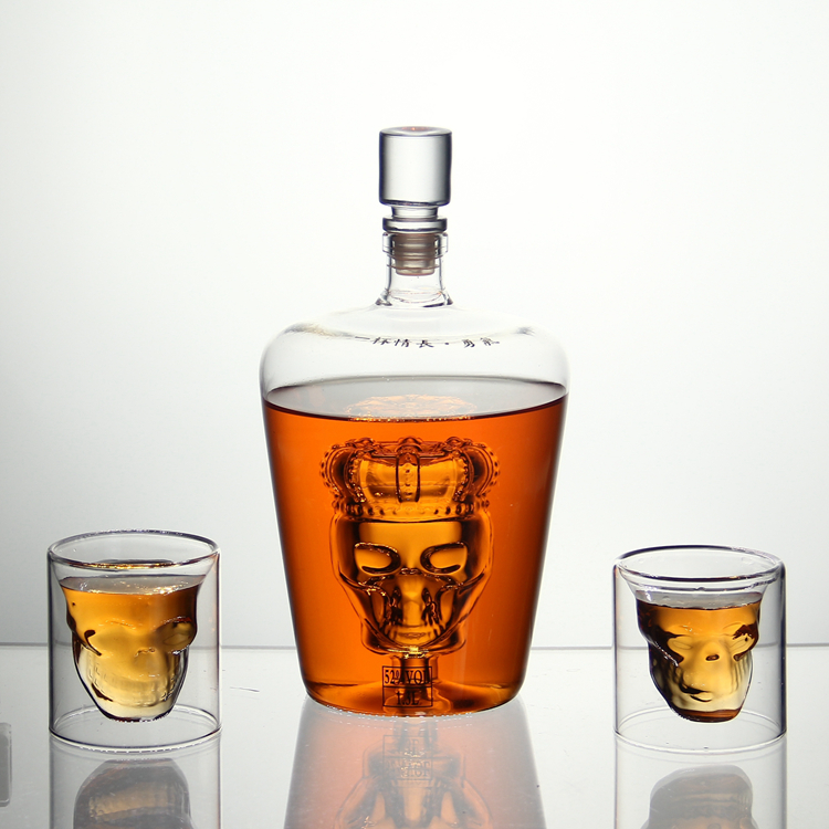 Empty Handmade glass skull bottles liquor bottle glass with glass lid for the rum gin bottle