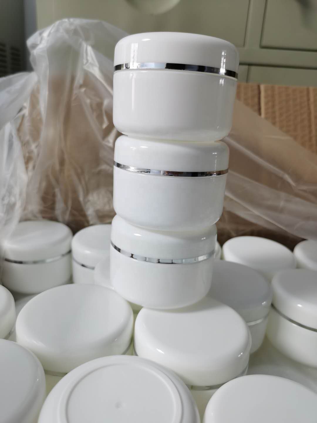 Empty White Silver Edge Portable Refillable Plastic Cosmetic Makeup Face Cream Jar