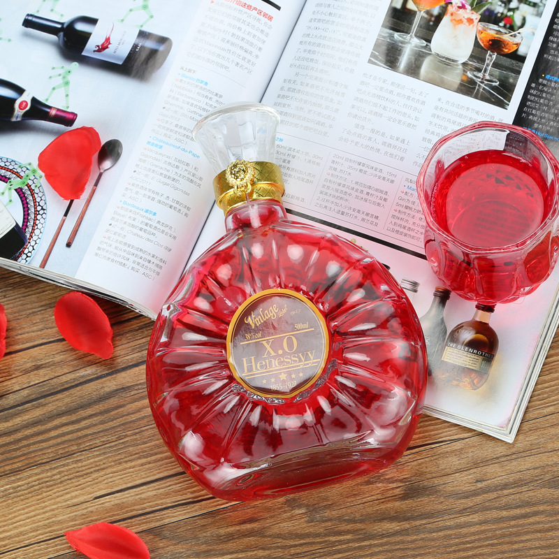 Empty high quality glass 500ml wine bottles decoration XO flat fancy miniature liquor bottles for liquor with screw cap
