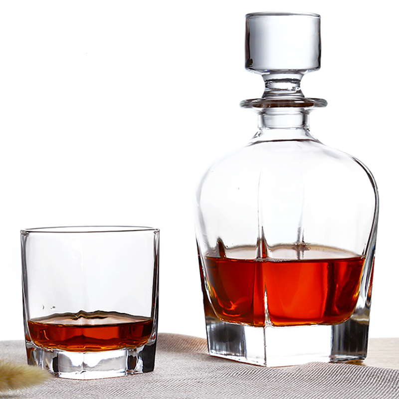Empty high quality glass 500ml wine bottles decoration XO flat fancy miniature liquor bottles for liquor with screw cap
