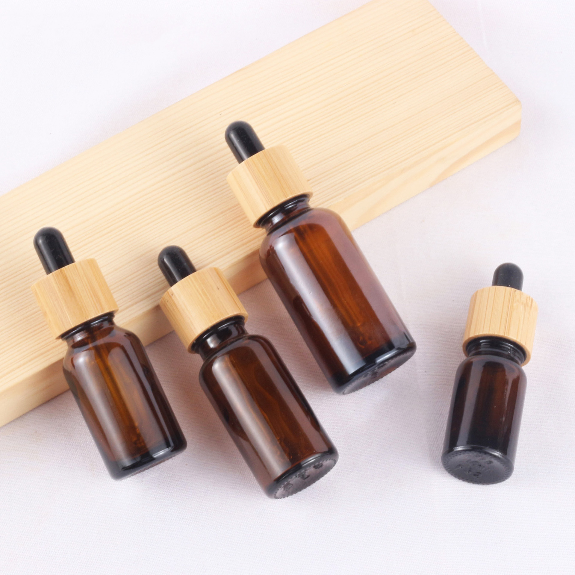 Essential Oil Glass Container Pretty Round Shape 30ML Essential Oil Bottles With Bamboo Wooden Cap Dropper