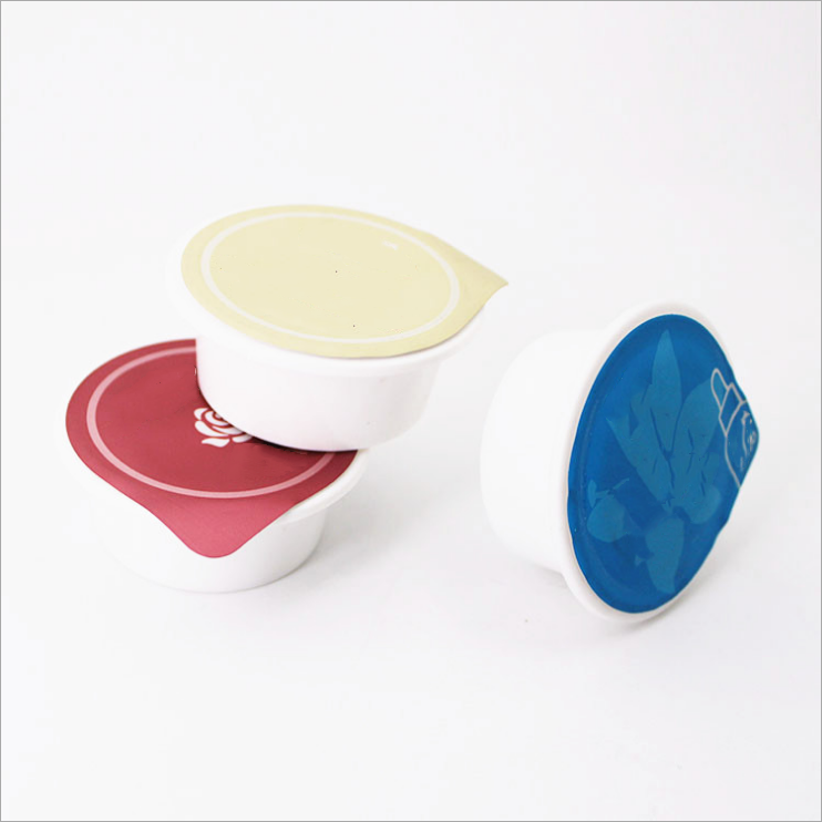 Facial capsule with lid for plastic cups for cosmetic packaging