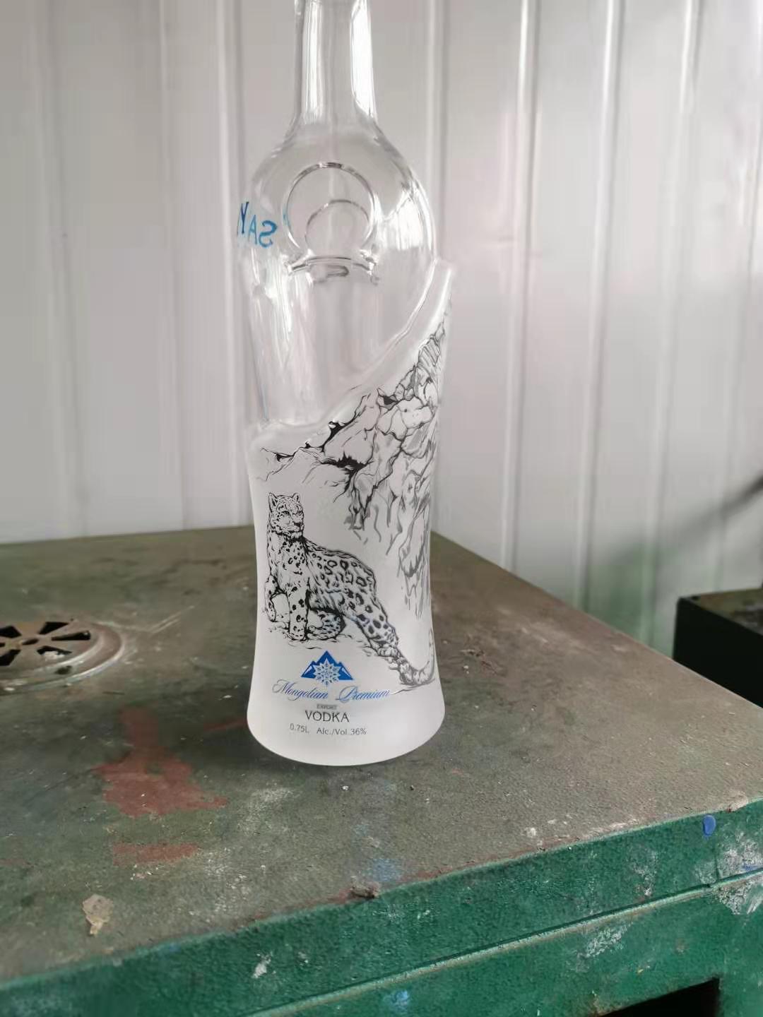Factory 750ml fancy vodka bottle in China