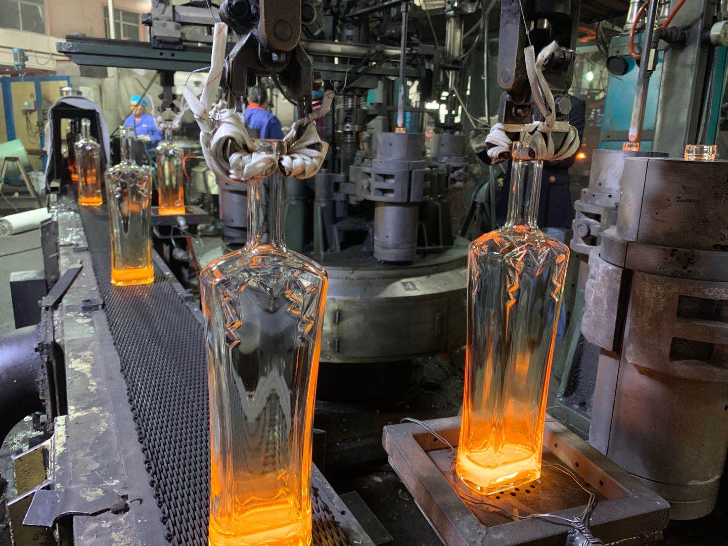 Factory 750ml fancy vodka bottle in China