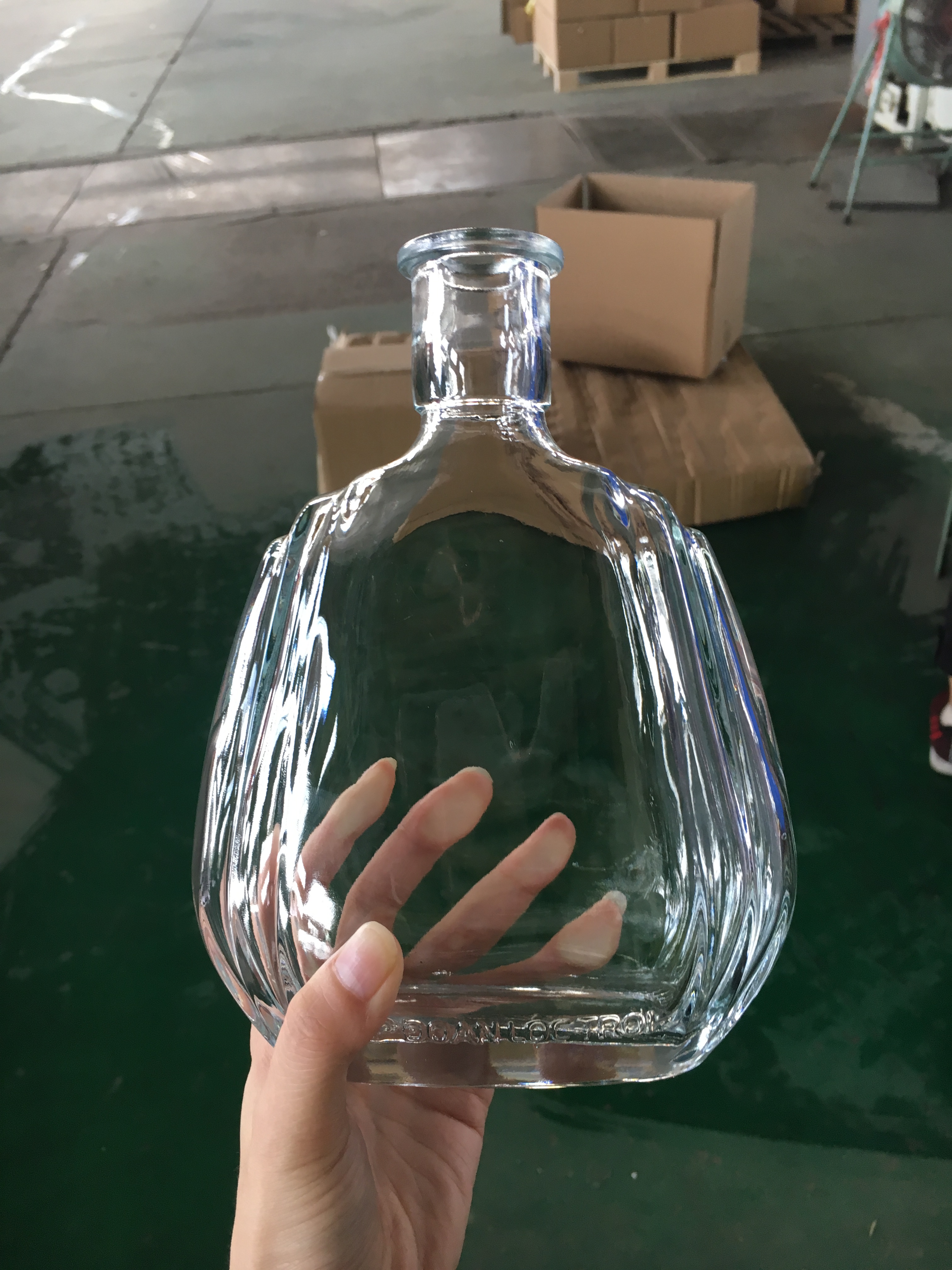 Factory 750ml fancy vodka bottle in China