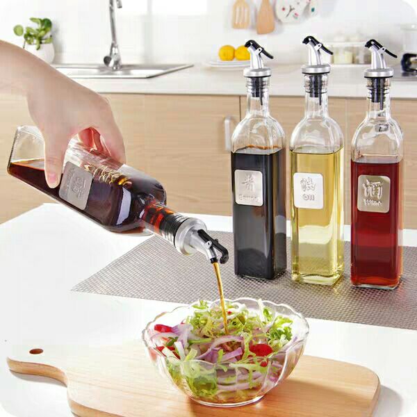 Factory Manufactured Wholesale Empty Vinegar Glass with Spray Pourer Lid Olive Oil Bottle