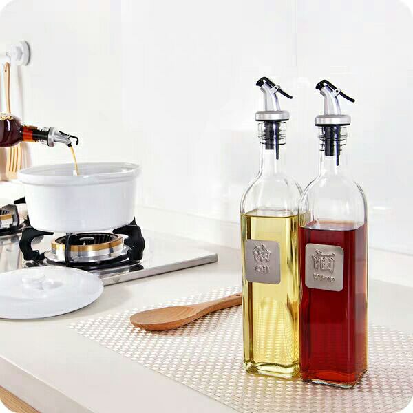 Factory Manufactured Wholesale Empty Vinegar Glass with Spray Pourer Lid Olive Oil Bottle