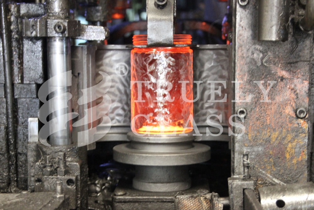 Factory Site Top Quality Resturant Use Glass Lids Glass Jars for Storage Wine Juice Beverage Milk